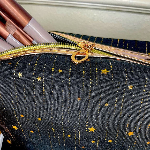 Bundle: Color Changing Jelly Lipstick, Brush Set & Cosmetic Bag - Picture 3 of 16